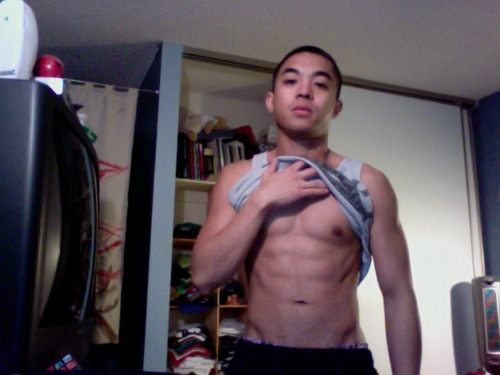 หนุ่่มเอเชียจานร้อนให้คุณ