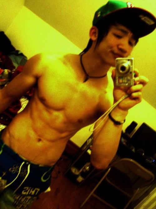 หนุ่่มเอเชียจานร้อนให้คุณ