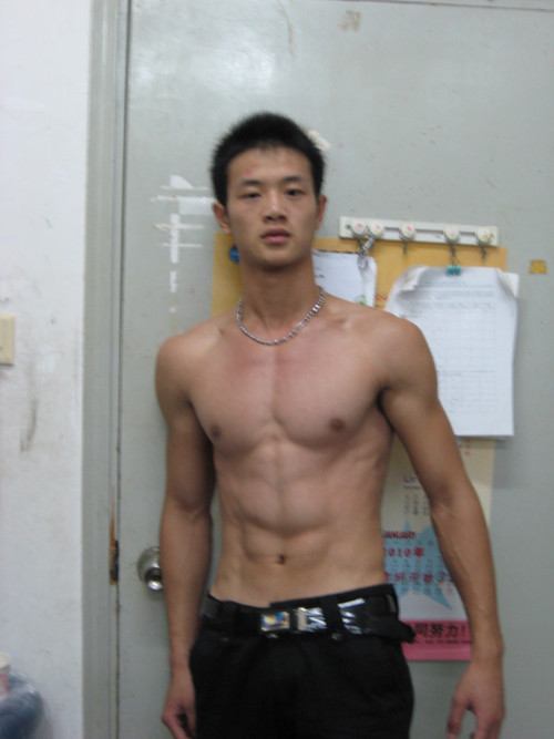 หนุ่่มเอเชียจานร้อนให้คุณ