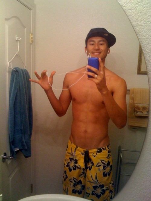 หนุ่่มเอเชียจานร้อนให้คุณ