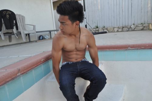 หนุ่่มเอเชียจานร้อนให้คุณ