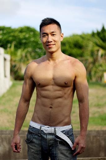 หนุ่่มเอเชียจานร้อนให้คุณ