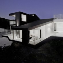 ขาวดำเรียบๆBlack and White House Design Proves Opposites Attract