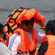  พี่ป๋อ ณัฐวุฒิ ขอควง เอ๋ พรทิพย์  มาช่วยผู้ประสบอุทกภัยที่เทือกเขาสมอคอน