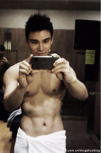 ผู่้ชายเนื้อแน่นน่ากอด