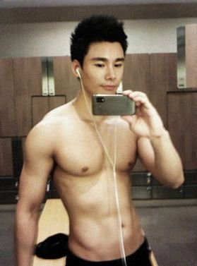 ผู่้ชายเนื้อแน่นน่ากอด