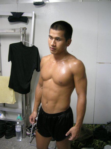 ผู่้ชายเนื้อแน่นน่ากอด