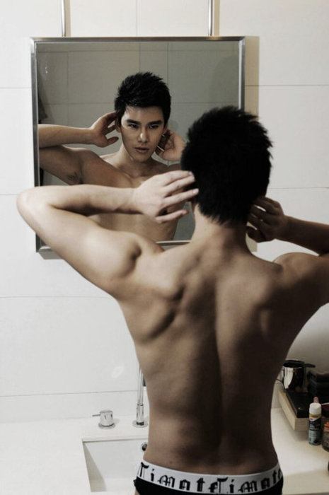 ผู่้ชายเนื้อแน่นน่ากอด