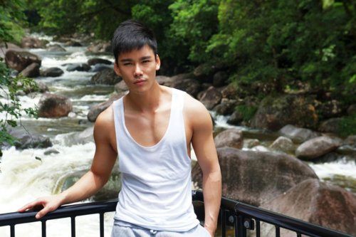 ผู่้ชายเนื้อแน่นน่ากอด