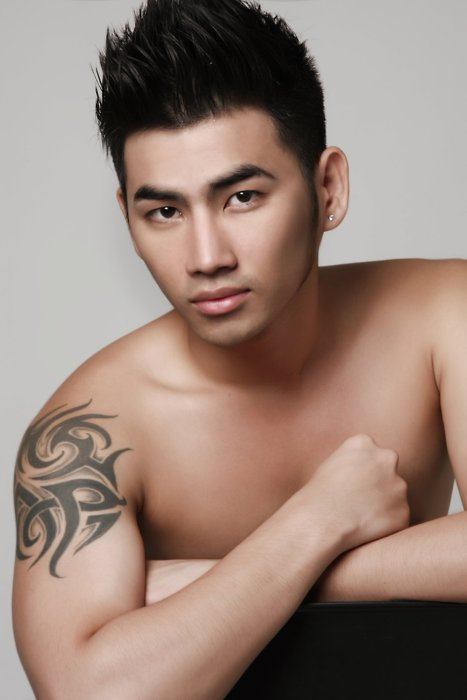 ผู่้ชายเนื้อแน่นน่ากอด