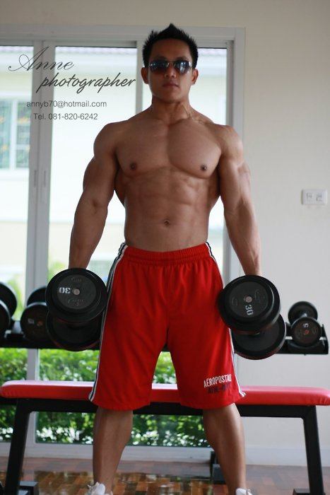 ผู่้ชายเนื้อแน่นน่ากอด