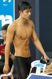 ผู่้ชายเนื้อแน่นน่ากอด