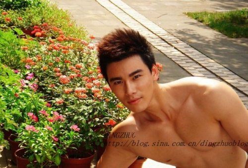 ผู่้ชายเนื้อแน่นน่ากอด