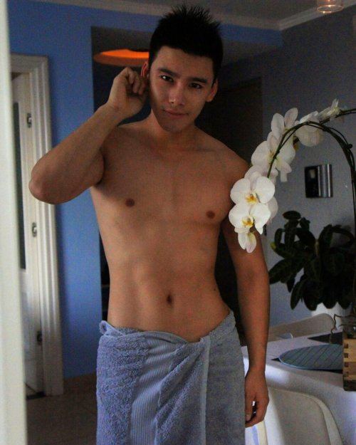 ผู่้ชายเนื้อแน่นน่ากอด