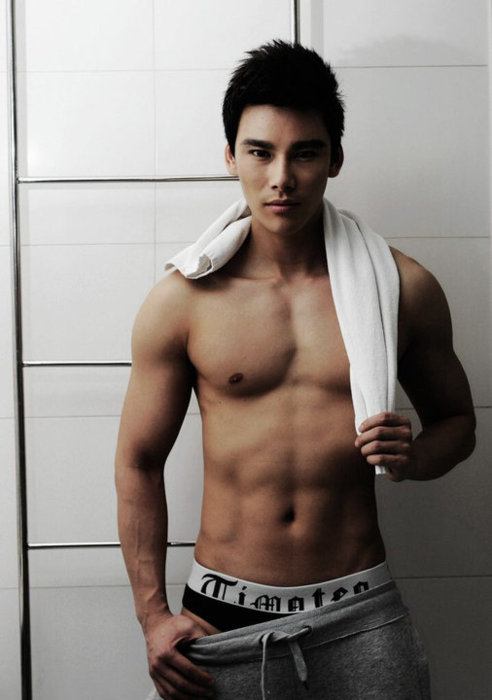 ผู่้ชายเนื้อแน่นน่ากอด