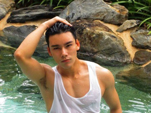 ผู่้ชายเนื้อแน่นน่ากอด