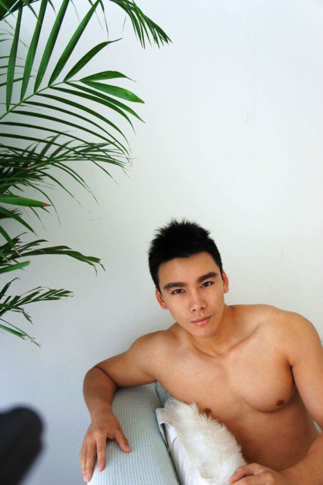 ผู่้ชายเนื้อแน่นน่ากอด