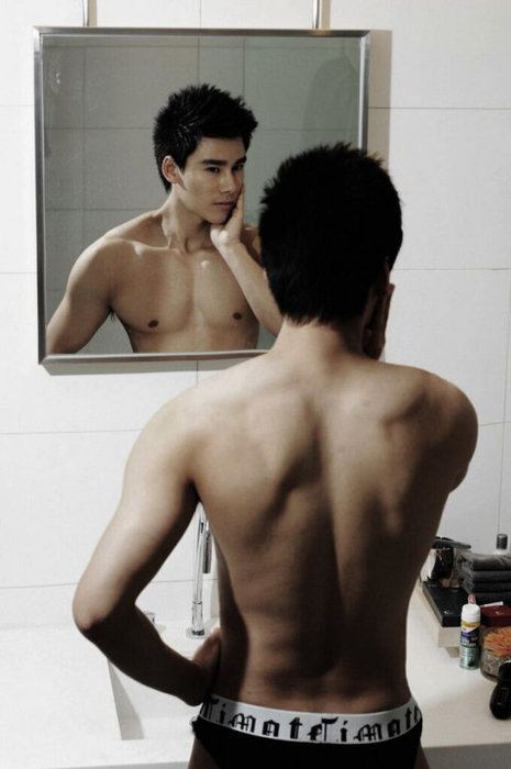 ผู่้ชายเนื้อแน่นน่ากอด