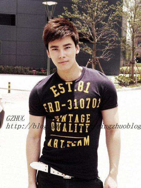 ผู่้ชายเนื้อแน่นน่ากอด