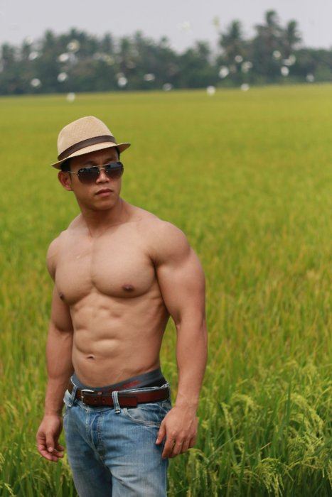 ผู่้ชายเนื้อแน่นน่ากอด