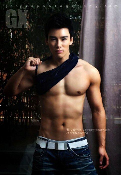 ผู่้ชายเนื้อแน่นน่ากอด