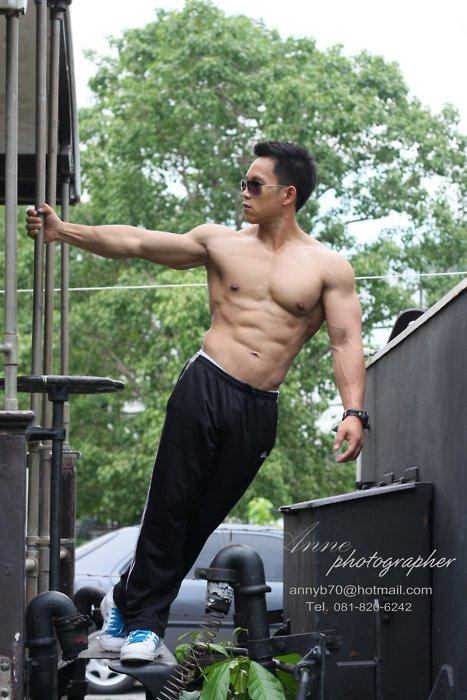 ผู่้ชายเนื้อแน่นน่ากอด