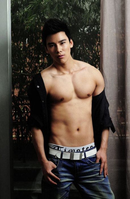 ผู่้ชายเนื้อแน่นน่ากอด