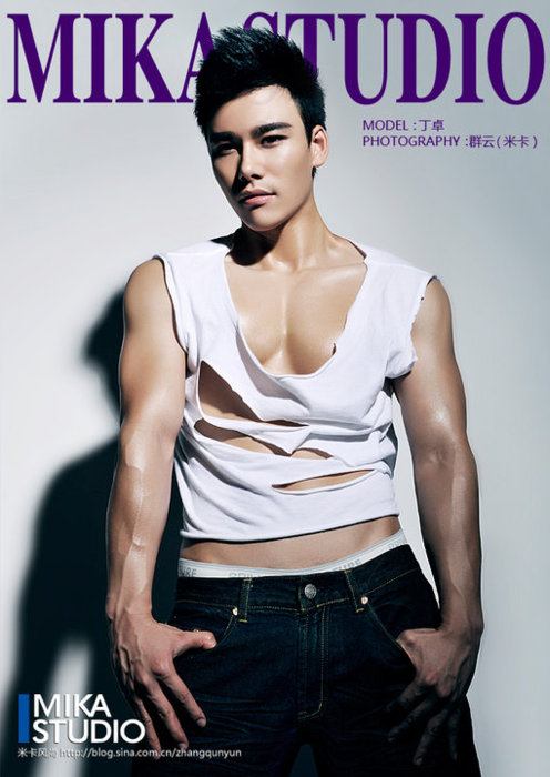 ผู่้ชายเนื้อแน่นน่ากอด