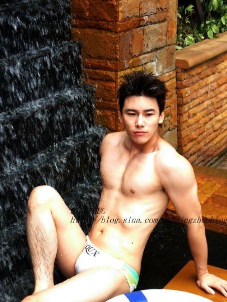 ผู่้ชายเนื้อแน่นน่ากอด