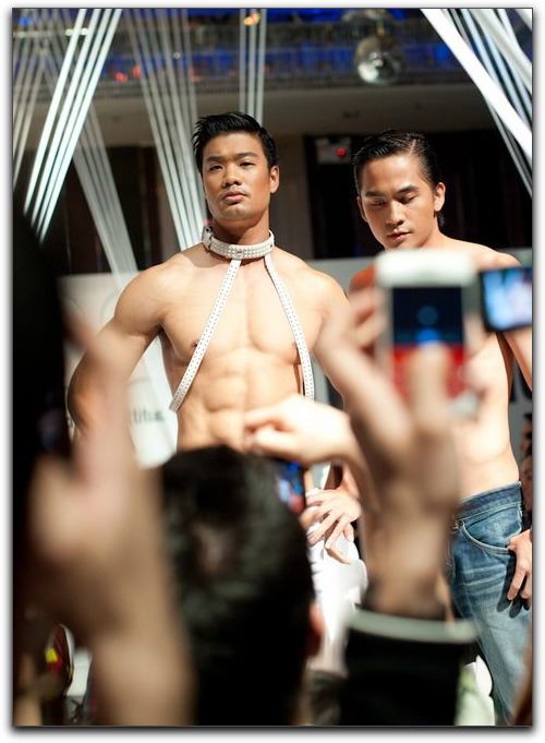 ผู่้ชายเนื้อแน่นน่ากอด