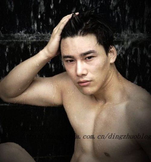 ผู่้ชายเนื้อแน่นน่ากอด