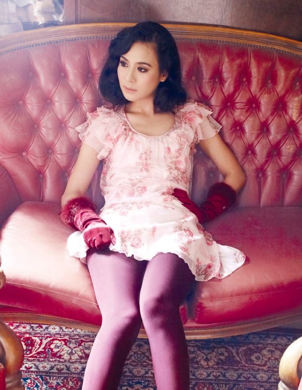 รถเมล์-คะนึงนิจ  & แก้มบุ๋ม-พิมพ์นิภา @ กุลสตรี  no.978 October 2011