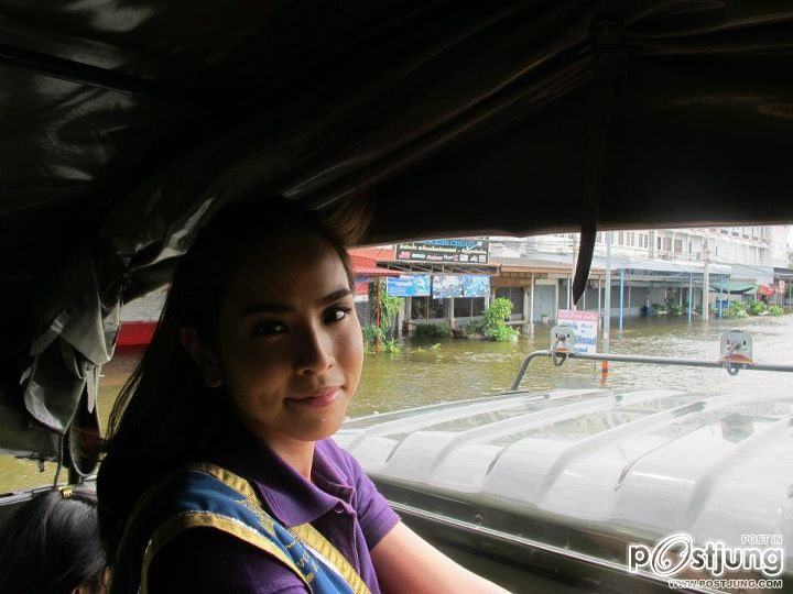 นางสาวไทยและคณะลงพื้นที่ช่วยเหลือชาวบ้านที่น้ำท่วม