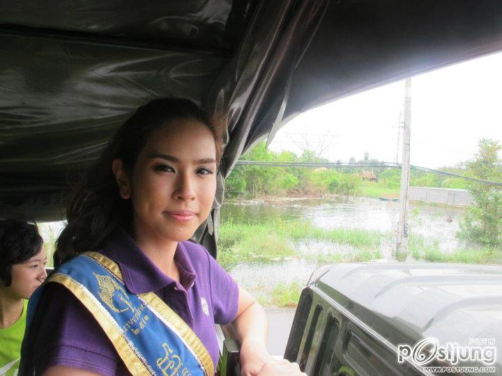 นางสาวไทยและคณะลงพื้นที่ช่วยเหลือชาวบ้านที่น้ำท่วม