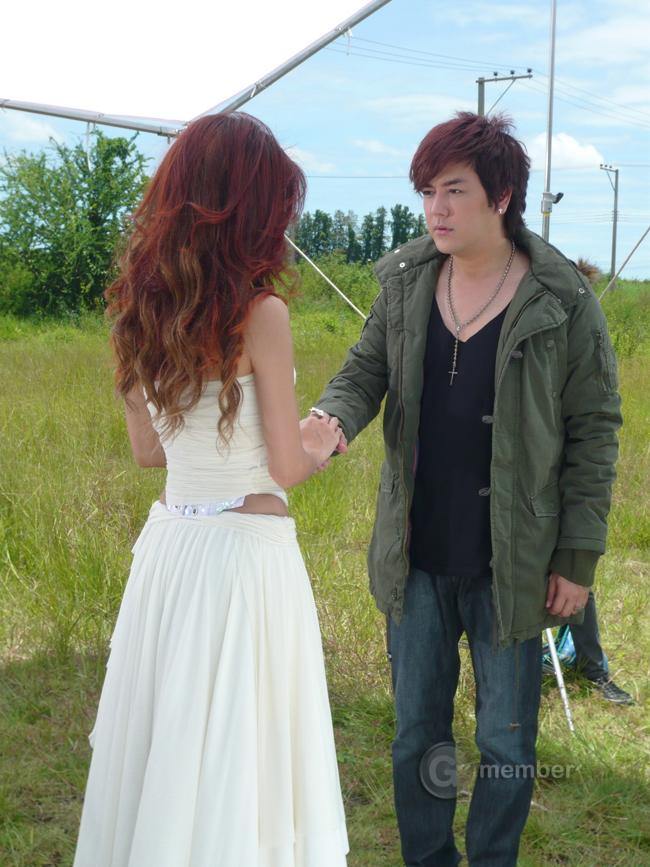 โก้-ธีรศักดิ์ ควง นุ๊ก-สุทธิดา ถ่ายMv. “เรามาร้องไห้กันเถอะ”