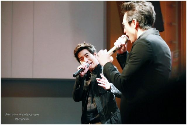 โตโน่ & เจ เจตริน @ งานแถลงข่าวคอนเสิร์ต เรวัต พุทธินันทน์ น้องร้องเพลงพี่ 15 ปี ที่คิดถึง