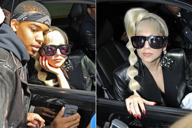 Lady Gaga ถ่ายรูปคู่กับแฟนๆเพลงใน New York จากรถาของเธอ!!!