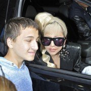 Lady Gaga ถ่ายรูปคู่กับแฟนๆเพลงใน New York จากรถาของเธอ!!!