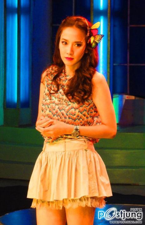 สวยงามไปกับ"อั้ม พัชราภา"ในเเฟชั่น"ผีเสื้อเกาะ"!!!