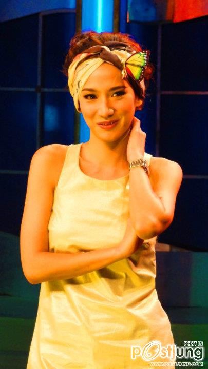 สวยงามไปกับ"อั้ม พัชราภา"ในเเฟชั่น"ผีเสื้อเกาะ"!!!