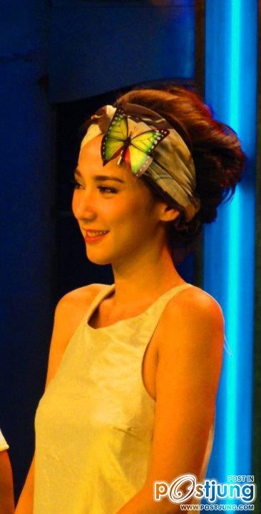 สวยงามไปกับ"อั้ม พัชราภา"ในเเฟชั่น"ผีเสื้อเกาะ"!!!