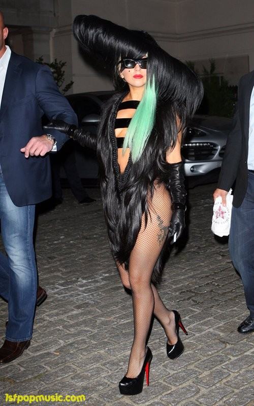 Lady Gaga โชว์แผ่นหลังสุดหวิว พร้อมมาในชุดเส้นผมจริง!!! ที่ London