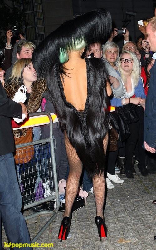 Lady Gaga โชว์แผ่นหลังสุดหวิว พร้อมมาในชุดเส้นผมจริง!!! ที่ London