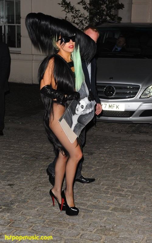 Lady Gaga โชว์แผ่นหลังสุดหวิว พร้อมมาในชุดเส้นผมจริง!!! ที่ London
