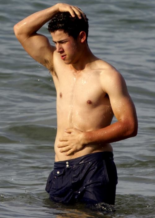 เลือกสักคน