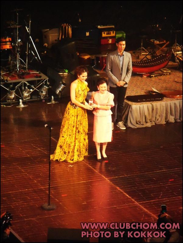 ชมพู่ อารยา รับรางวัลจากแพรวในสาขา Most Influential women of the year 2011