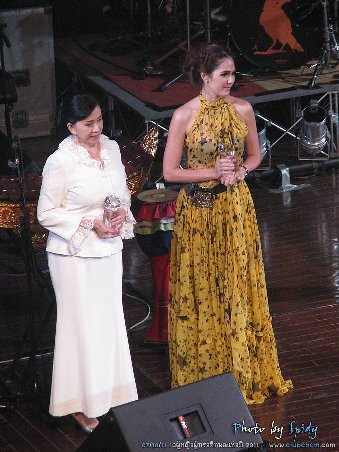 ชมพู่ อารยา รับรางวัลจากแพรวในสาขา Most Influential women of the year 2011