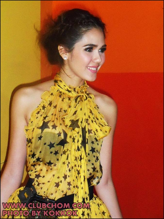 ชมพู่ อารยา รับรางวัลจากแพรวในสาขา Most Influential women of the year 2011