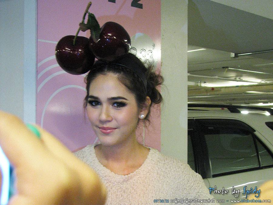 ชมพู่ อารยา รับรางวัลจากแพรวในสาขา Most Influential women of the year 2011