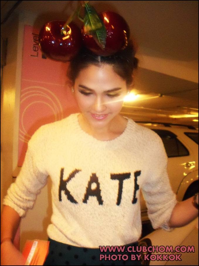 ชมพู่ อารยา รับรางวัลจากแพรวในสาขา Most Influential women of the year 2011